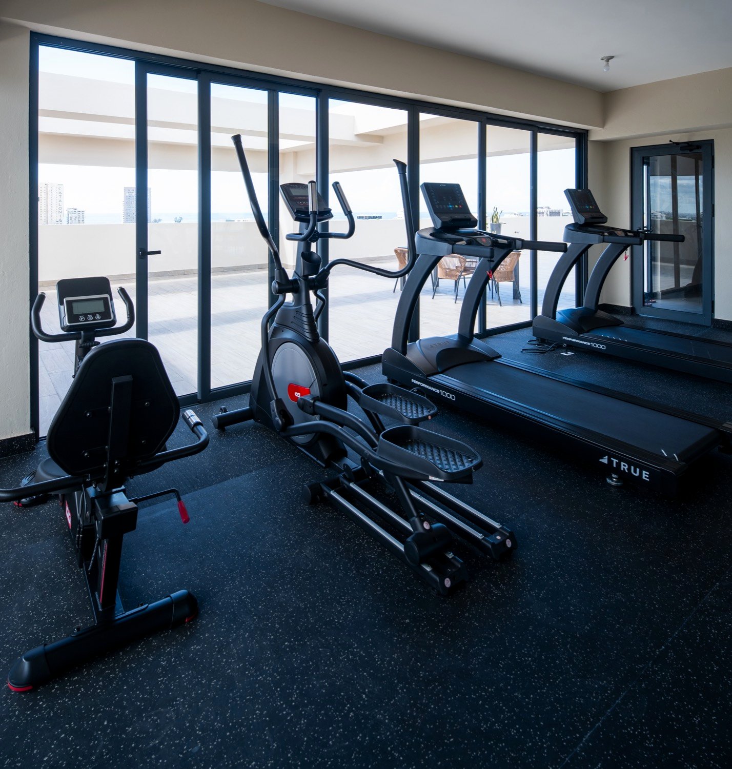 Gimnasio equipado de Avia III