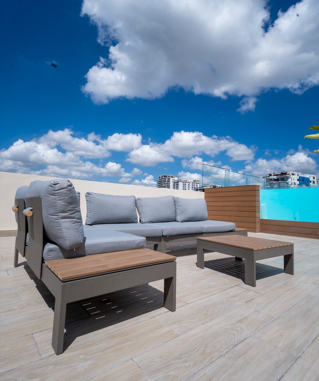 Área lounge junto a la piscina en el rooftop