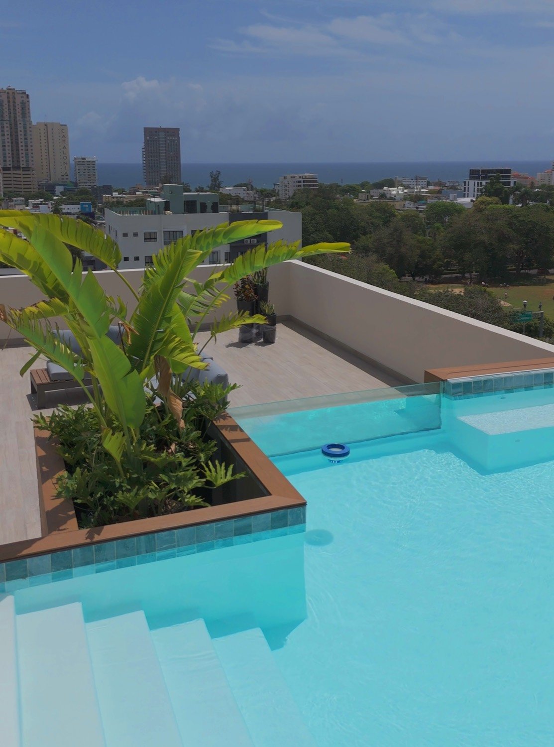Piscina del rooftop de Avia III con vista al mar